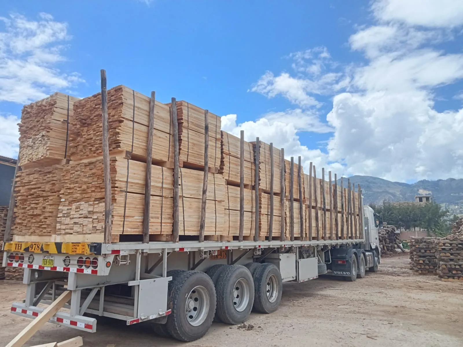 Madera habilitada cargada en un camión