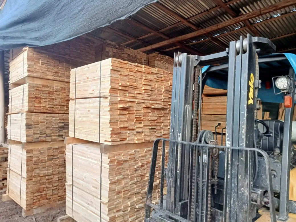 Madera dimensionada almacenada junto a un montacargas