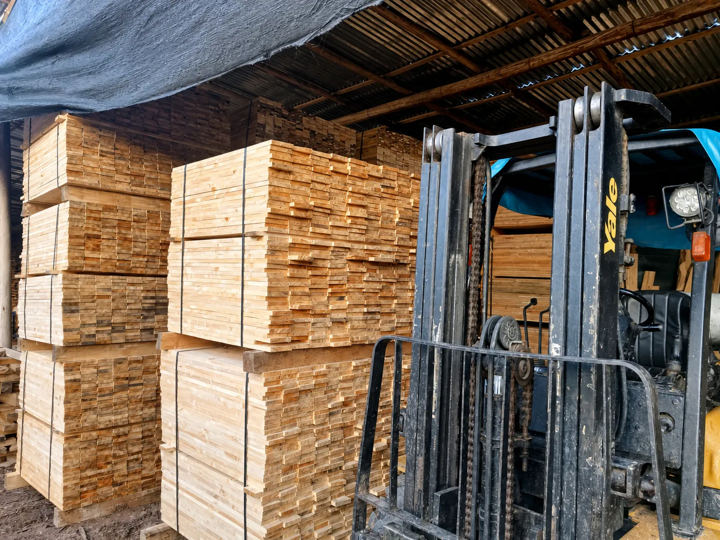 Madera dimensionada y almacenada en la operación